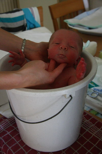 twee vingers onder de kin