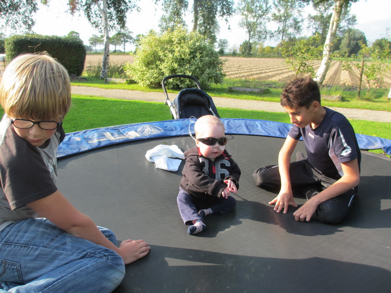 Spelen op de trampoline is eng maar ook leuk.