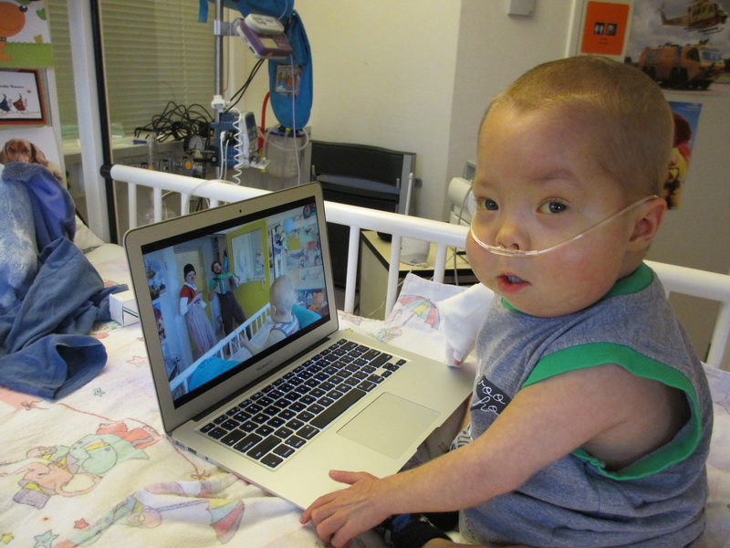 cliniclowns op de laptop kijken